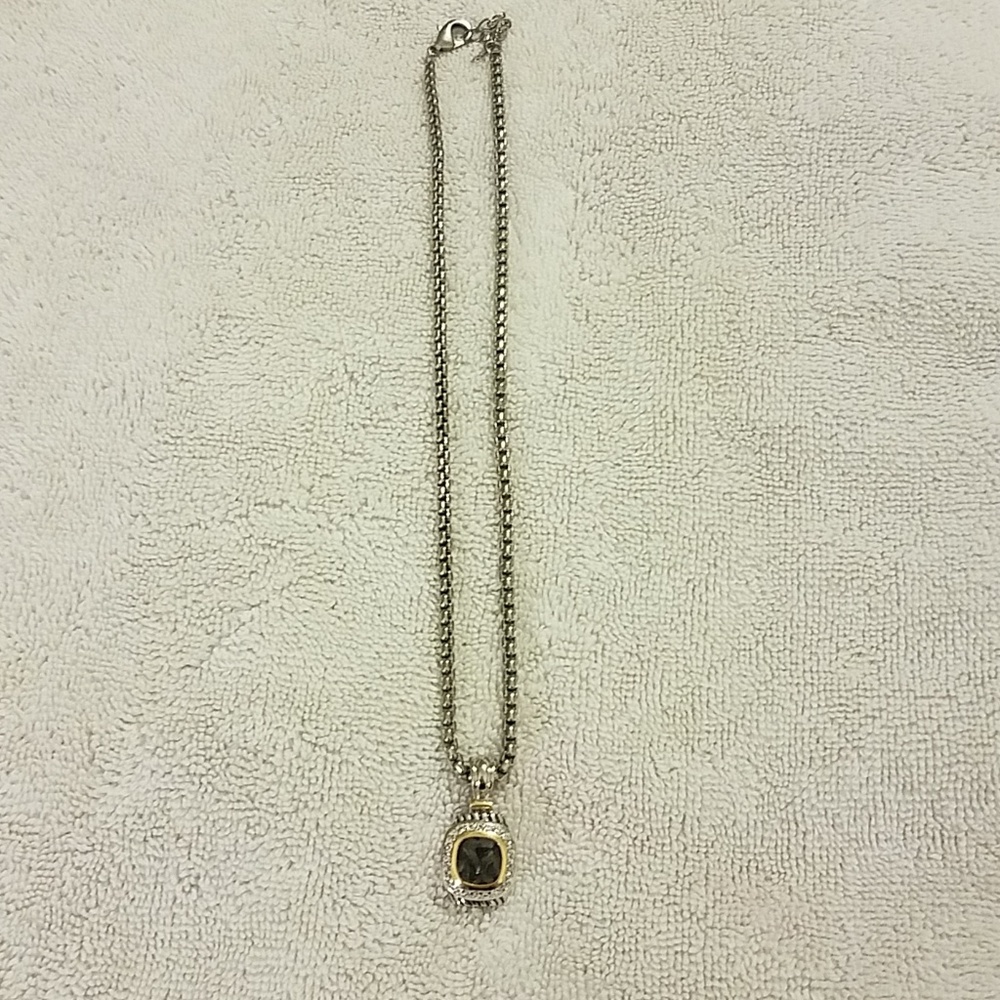 Silver tone necklace with pendant